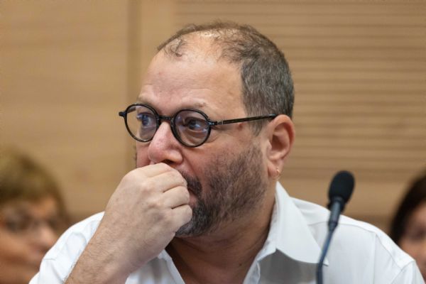 'היית מסגיר את המחבלים?': צפו בתשובה של עופר כסיף