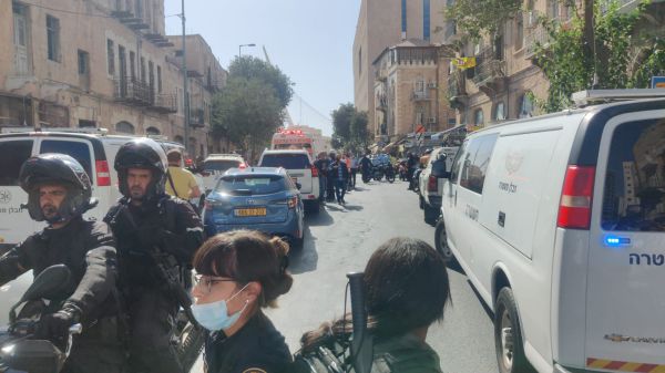 תיעוד הפיגוע: המחבל קונה שתיה ויוצא לדקור • צפו