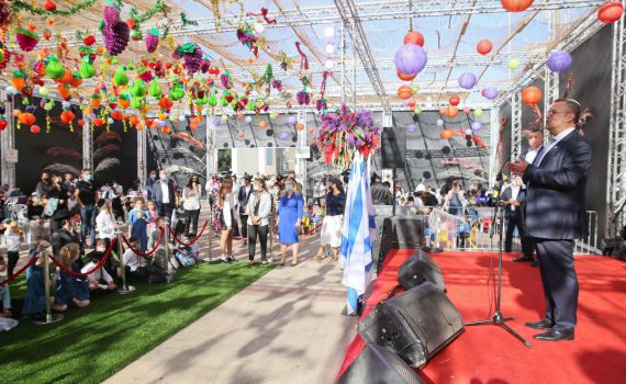 רבבות בסוכתו של משה ליאון בכיכר ספרא