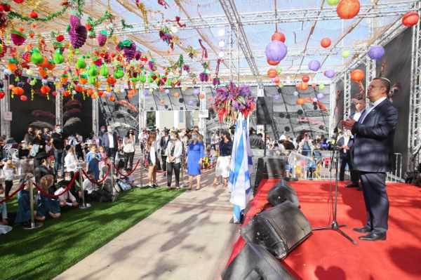 רבבות בסוכתו של משה ליאון בכיכר ספרא