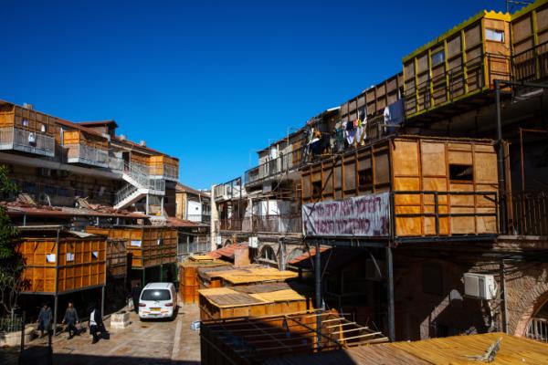 ארבעה פצועים בקריסת סוכה בירושלים