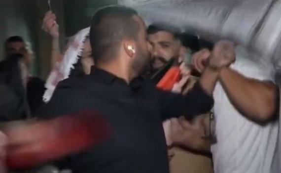 כתב חדשות 13 הותקף באלימות בשידור. צפו