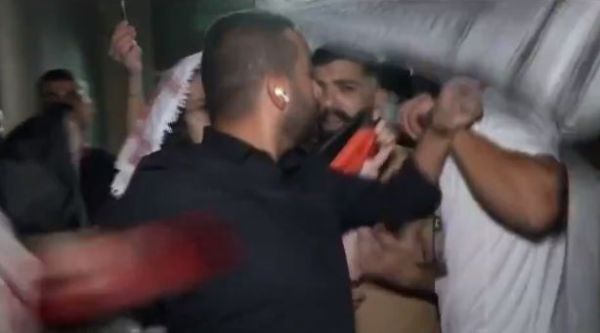 כתב חדשות 13 הותקף באלימות בשידור. צפו