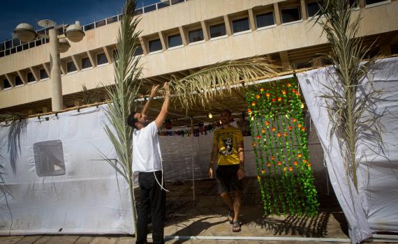 נפרדים מהחג בברכה: תפילה ליציאה מן הסוכה