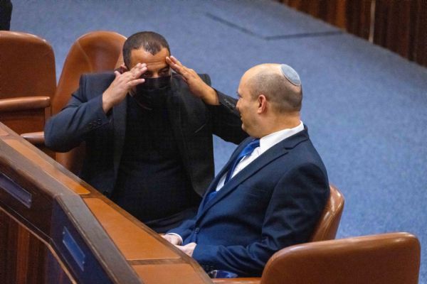 קארה מסביר לפעילים: "לא אאפשר פגיעה בעסקים"