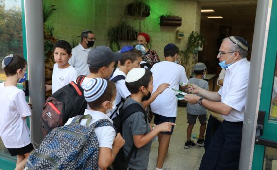 אלפי מובטלים יגוייסו כנאמני קורונה בבתי הספר