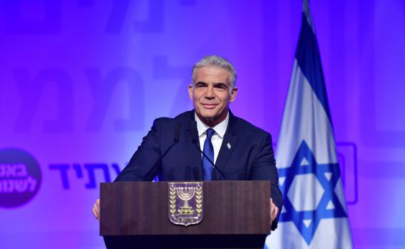 מרגש: כך הגיב יאיר לפיד להצעת הנישואים של בנו