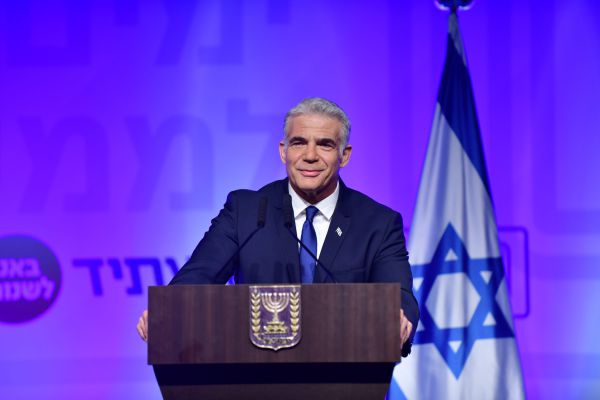 מרגש: כך הגיב יאיר לפיד להצעת הנישואים של בנו