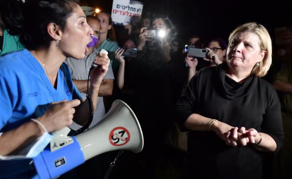 המתמחים נגד השרה: "יריקה בפרצוף"