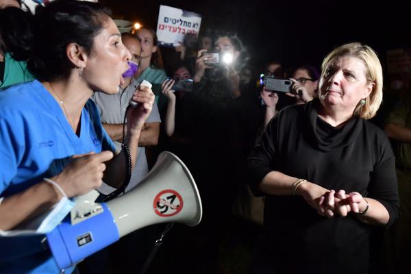 המתמחים נגד השרה: "יריקה בפרצוף"