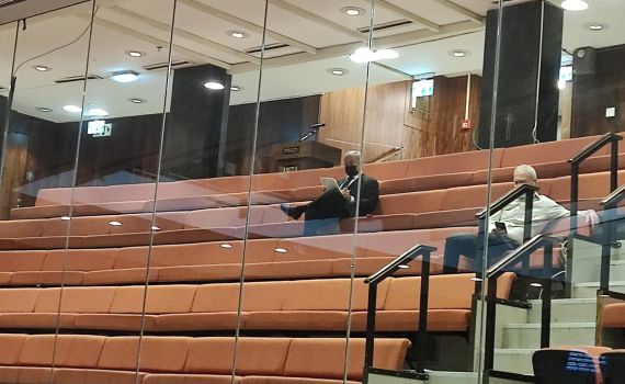 לאחר שחזר מחו"ל: נתניהו ביציע המבודדים במליאה