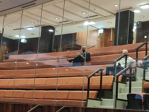 לאחר שחזר מחו"ל: נתניהו ביציע המבודדים במליאה