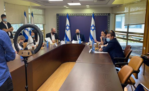 בנט בהרמת כוסית: מתחילים לראות ירידה בגרף