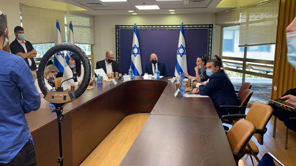 בנט בהרמת כוסית: מתחילים לראות ירידה בגרף