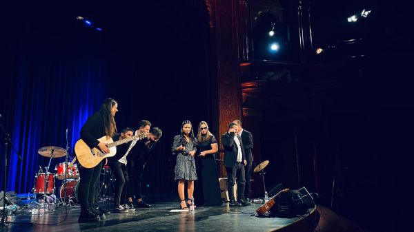 לא עוצרים: להקת שלוה בבודפשט