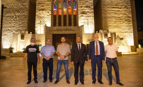 מרשים: בית הכנסת הגדול בצבעים שלא הכרתם