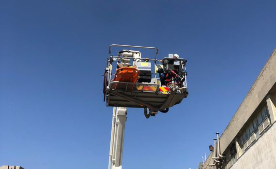 אדם נפל מגג מפעל בירושלים