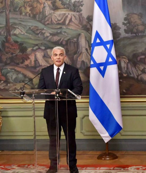 לפיד במוסקבה: העולם צריך לעצור את איראן