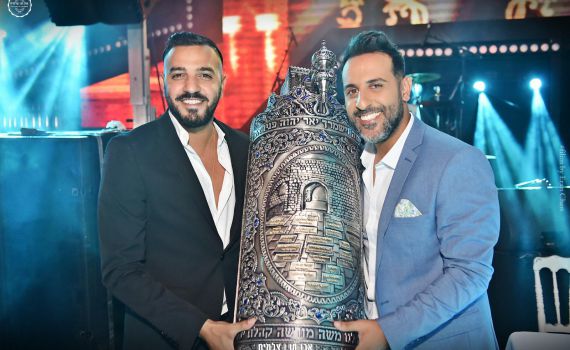 דודו אהרון ואיתי לוי בהכנסת ספר תורה לנספי אסון מירון