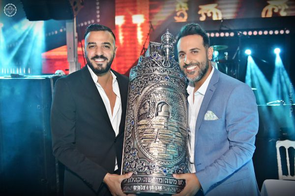 דודו אהרון ואיתי לוי בהכנסת ספר תורה לנספי אסון מירון