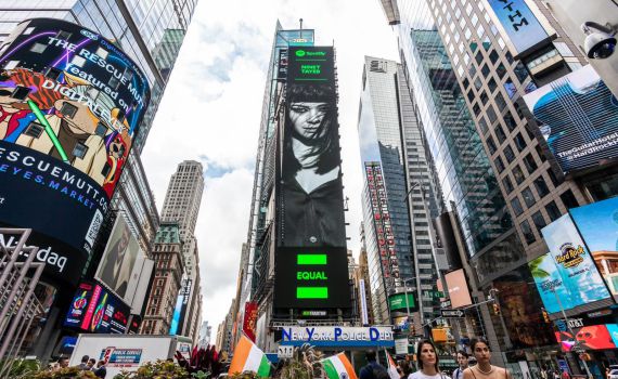 מה נינט טייב עושה בשלטי הענק בטיימס סקוור?