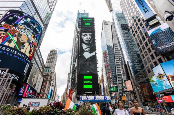 מה נינט טייב עושה בשלטי הענק בטיימס סקוור?