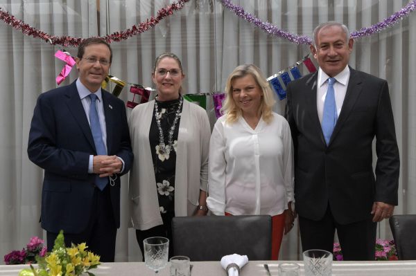 הנשיא ורעייתו אירחו את בנימין ושרה נתניהו בסוכה