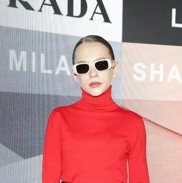 צנועה וקלאסית: שירה האס בתצוגת פראדה