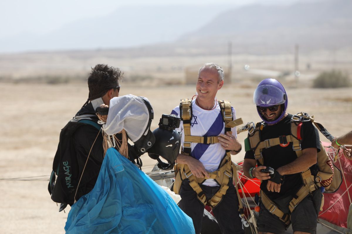 חילי טרופר צנח לראשונה בחייו, וזו הסיבה: