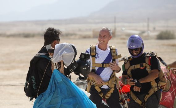 חילי טרופר צנח לראשונה בחייו, וזו הסיבה: