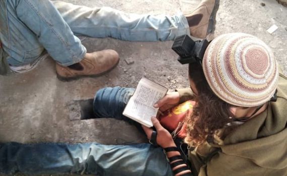 צפו: שוטר מכה מתנחל בפינוי אלים ביצהר