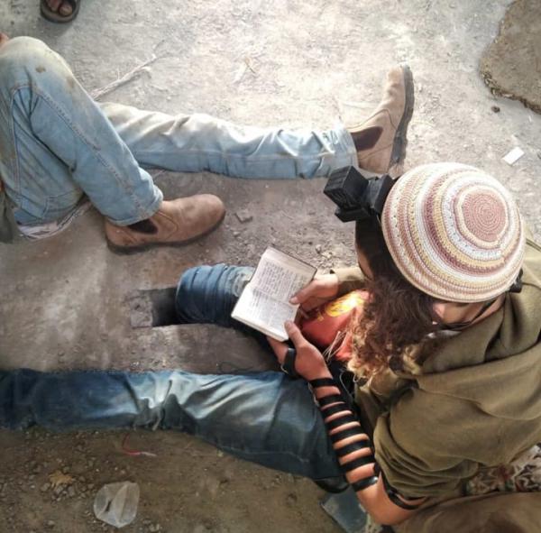 צפו: שוטר מכה מתנחל בפינוי אלים ביצהר