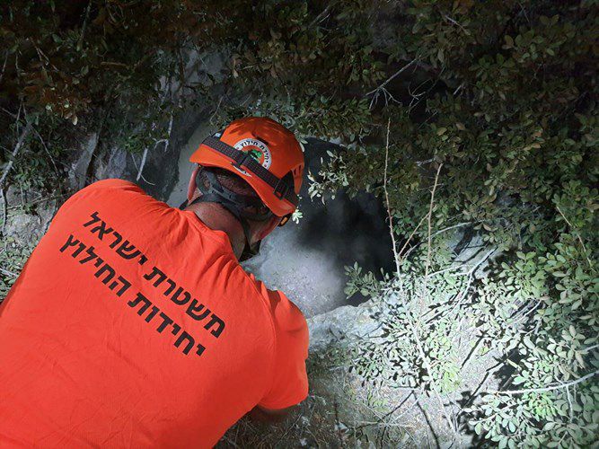 לוחם נפל לבור בעומק 20 מטר ונפצע קל