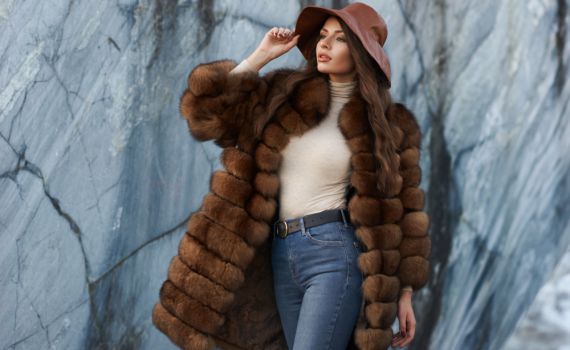 הסתיו כבר כאן ואיתו הגשם: איך ללבוש מעיל בסטייל