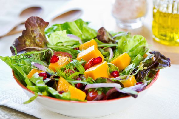 מושלם לסוף הצום: סלט חסה עם מנגו ורימון