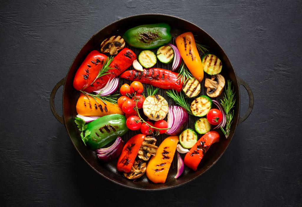 בריא במיוחד: ירקות צלויים על מצע חומוס מעגבניות