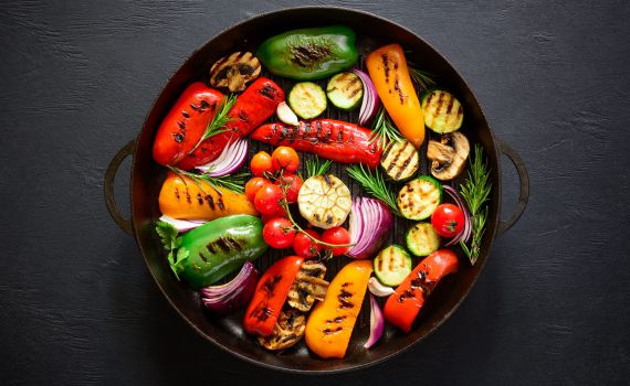 בריא במיוחד: ירקות צלויים על מצע חומוס מעגבניות