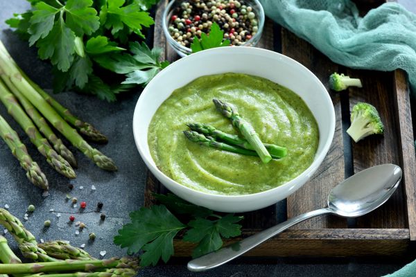 לא רק כתוספת: מרק אספרגוס חלומי