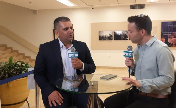 סופר באולפן סרוגים בכנסת: מזלזלים באינטליגנציה שלנו