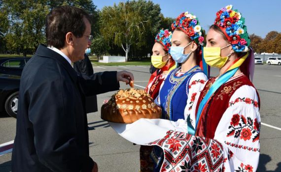 צפו: נשיא המדינה מתקבל בארמון הנשיאות באוקראינה