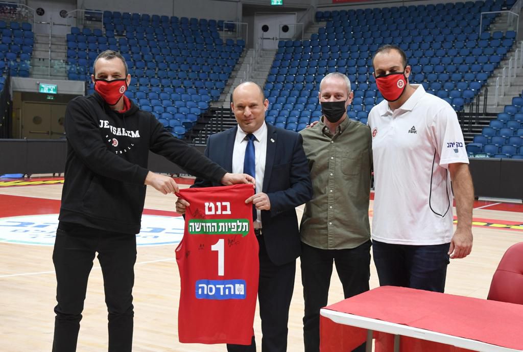 צפו: כשבנט הרים לבנט לאליופ בארנה