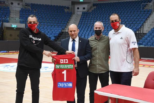 צפו: כשבנט הרים לבנט לאליופ בארנה