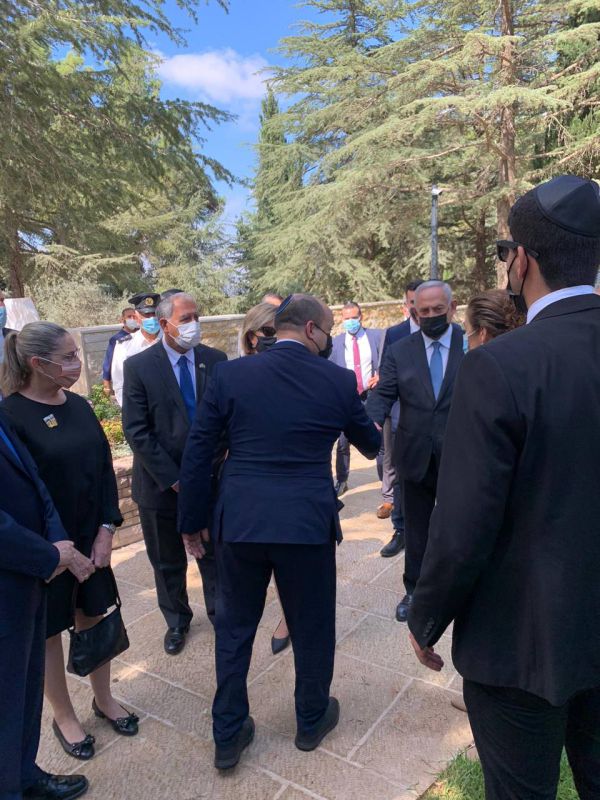 באזכרה לשמעון פרס: לחיצת יד בין בנט לנתניהו