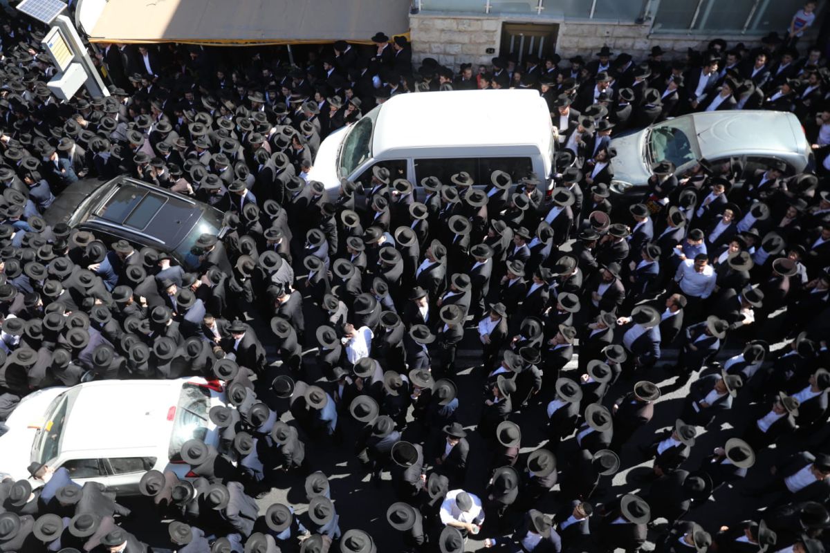 ירושלים חסומה: אלפים מלווים את הרב ארלנגר