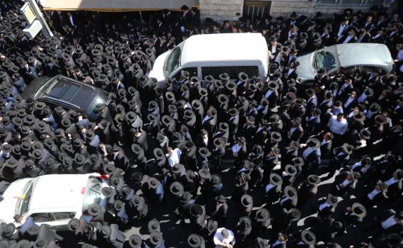 ירושלים חסומה: אלפים מלווים את הרב ארלנגר