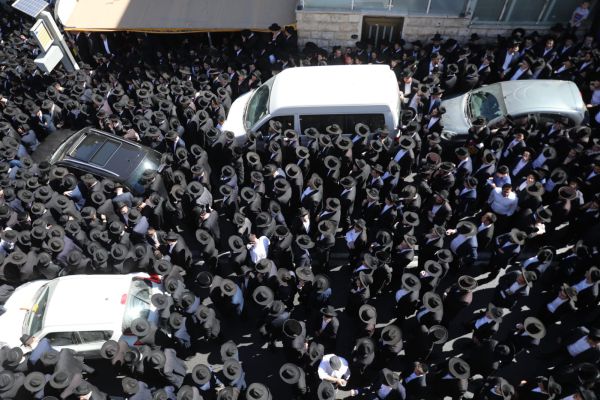 ירושלים חסומה: אלפים מלווים את הרב ארלנגר