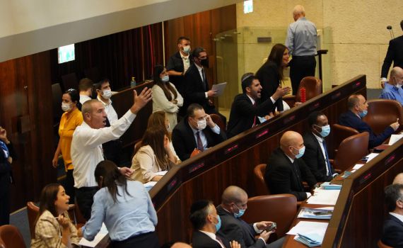 הח"כים נגד העיתונאים: מציצים לנו בפלאפון