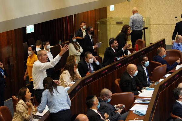 הח"כים נגד העיתונאים: מציצים לנו בפלאפון