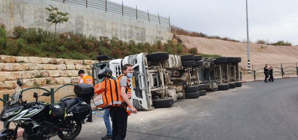 נס ציונה: משאית התהפכה, הנהג כבן 50 במצב קשה