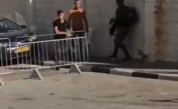 בזיון מבצעי: עציר אזוק בורח מלוחם בחברון